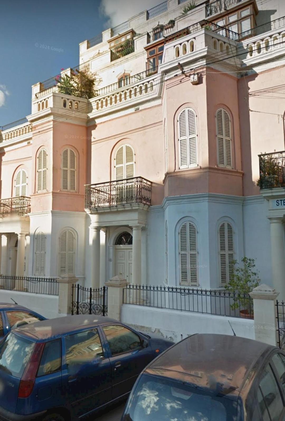 Spacious 4-bedroom With Sea View