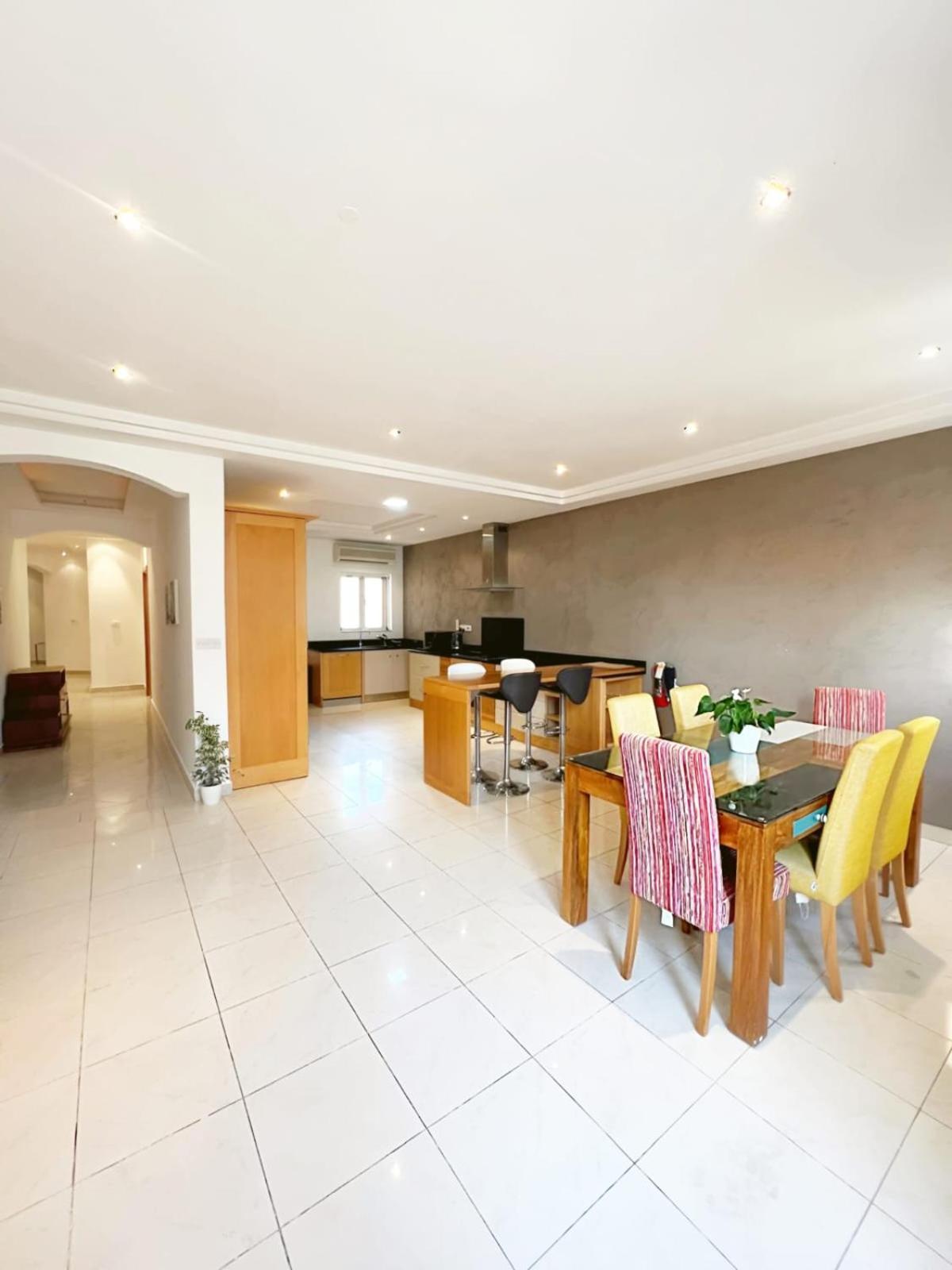 Spacious 4-bedroom With Sea View